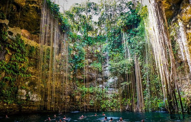 Cenote Ik-Kil swiming