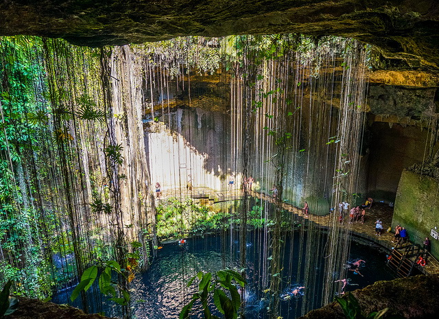 Cenote Ik-Kil swiming