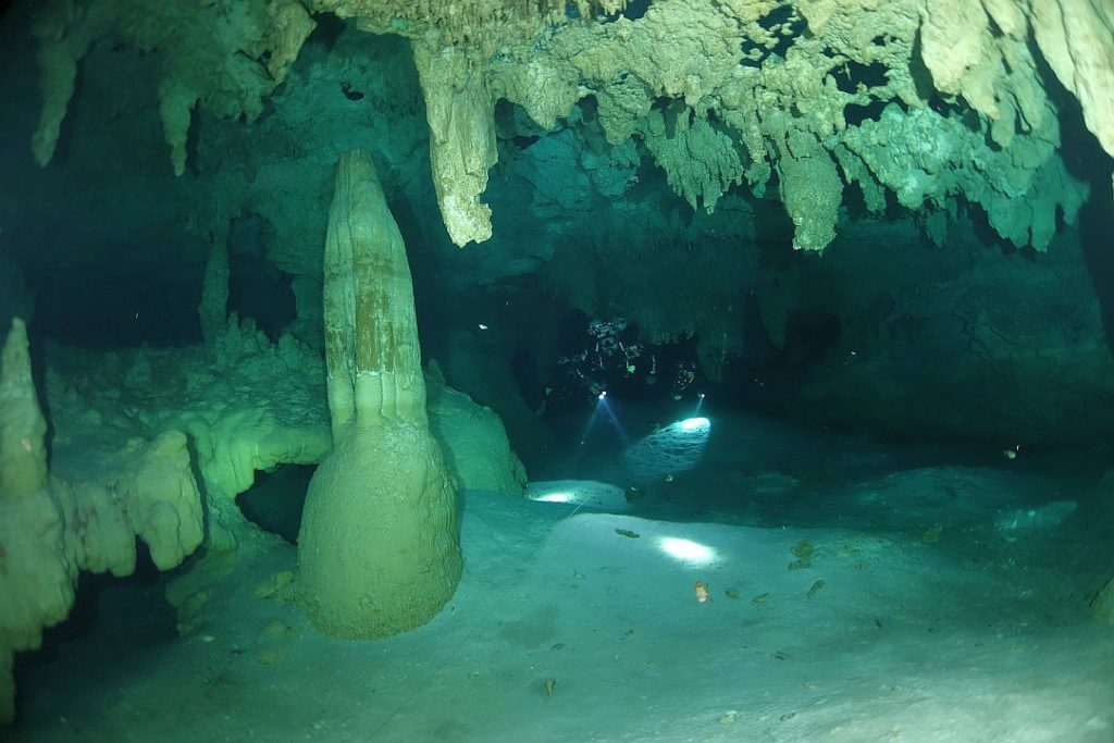 cenote caracol diving